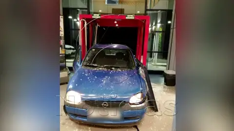 Detenido por empotrar un coche contra la puerta de la comisaría en Ripoll Los Mossos detienen a un hombre que empotró su coche en la fachada de la comisaría de Ripoll mostrando síntomas de embriaguez