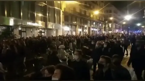 Los CDR cortan el tráfico y crean barricadas con contenedores en Barcelona Los CDR cortan el tráfico y crean barricadas con contenedores en Barcelona