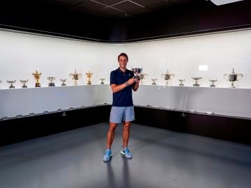 Rafa Nadal posa en su museo con su 13º Roland Garros