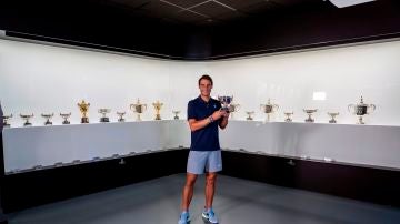 Rafa Nadal posa en su museo con su 13º Roland Garros