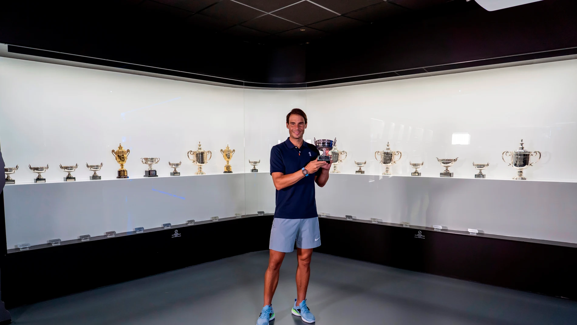 Rafa Nadal posa en su museo con su 13º Roland Garros Rafa Nadal posa en su museo con su 13º Roland Garros