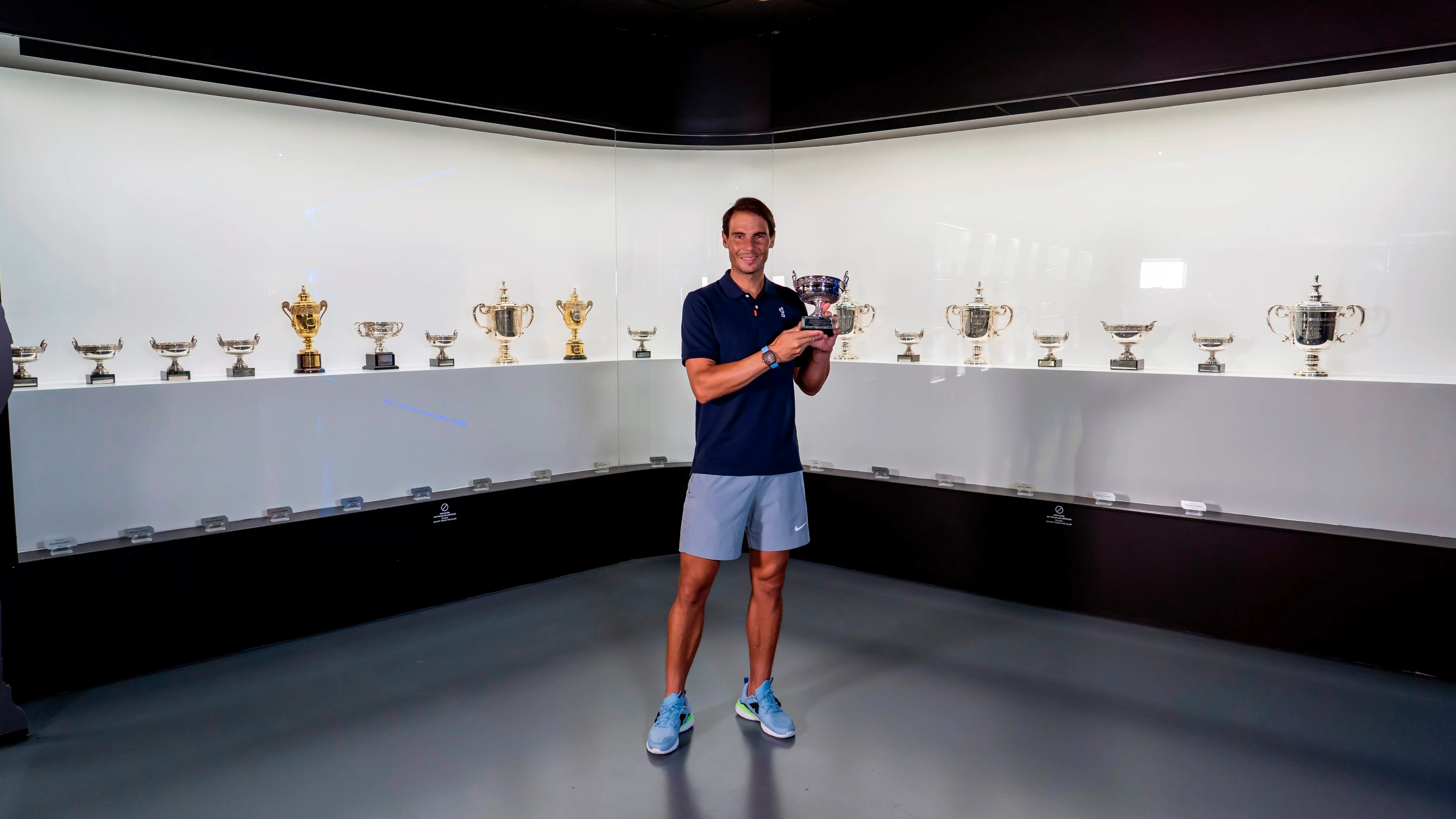 Rafa Nadal posa en su museo con su 13º Roland Garros Rafa Nadal posa en su museo con su 13º Roland Garros