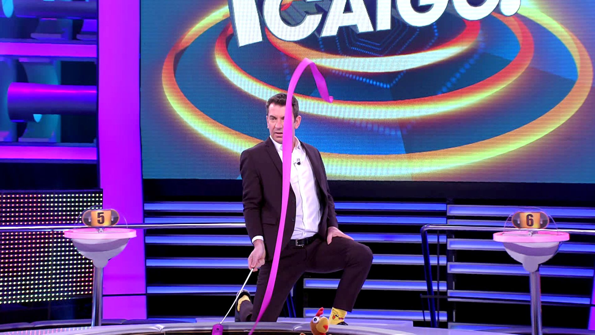 Las curiosas consecuencias de la afici&oacute;n de Arturo Valls por la gimnasia r&iacute;tmica en &lsquo;&iexcl;Ahora caigo!&rsquo;