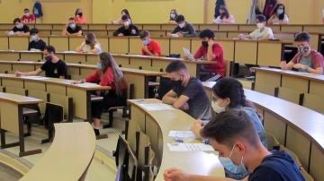 Estudiantes en una universidad con la mascarilla puesta