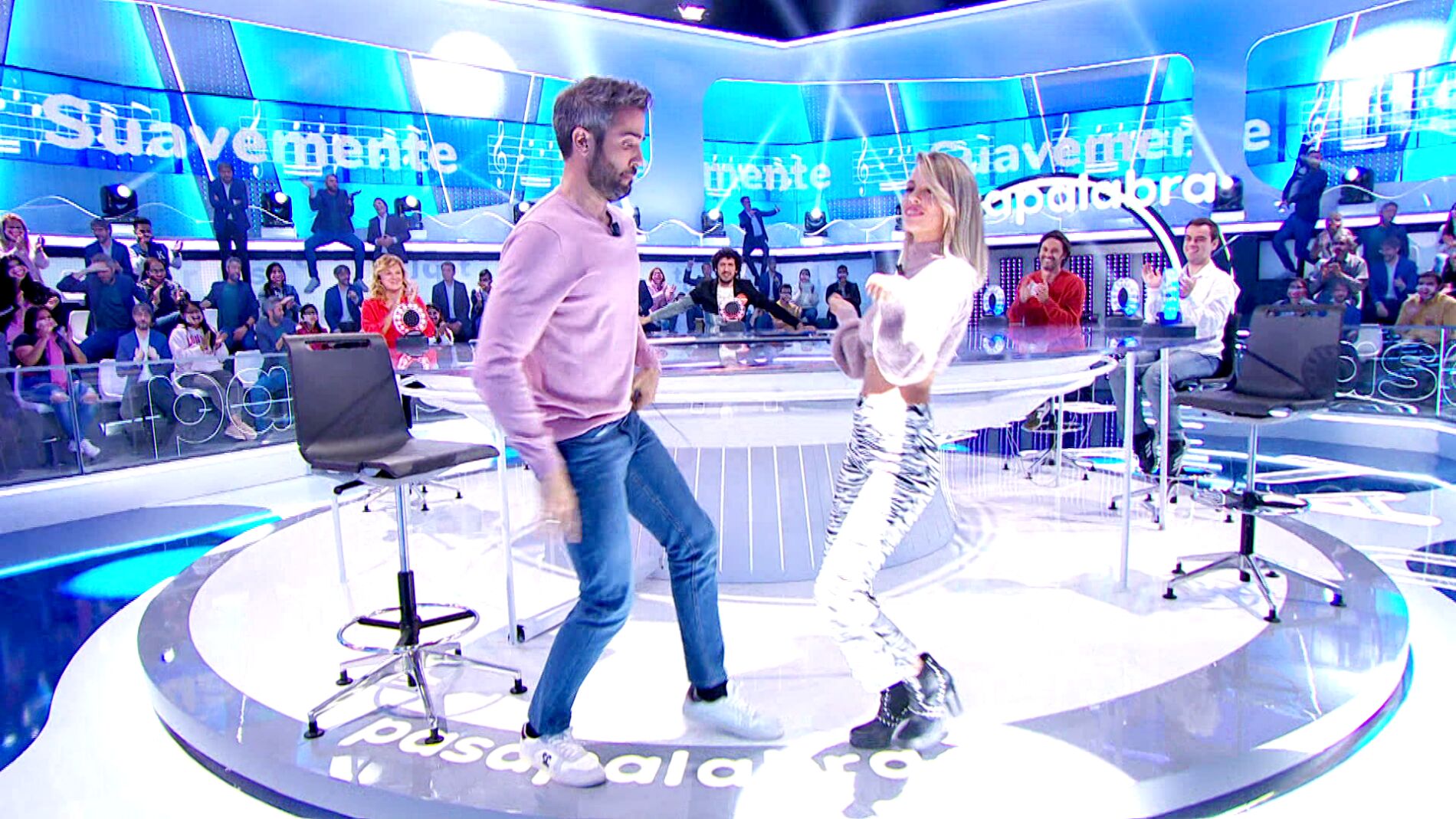 Espectacular duelo de movimiento de caderas entre Roberto Leal y Nerea con un exitazo de Elvis Crespo en &lsquo;La Pista&rsquo;