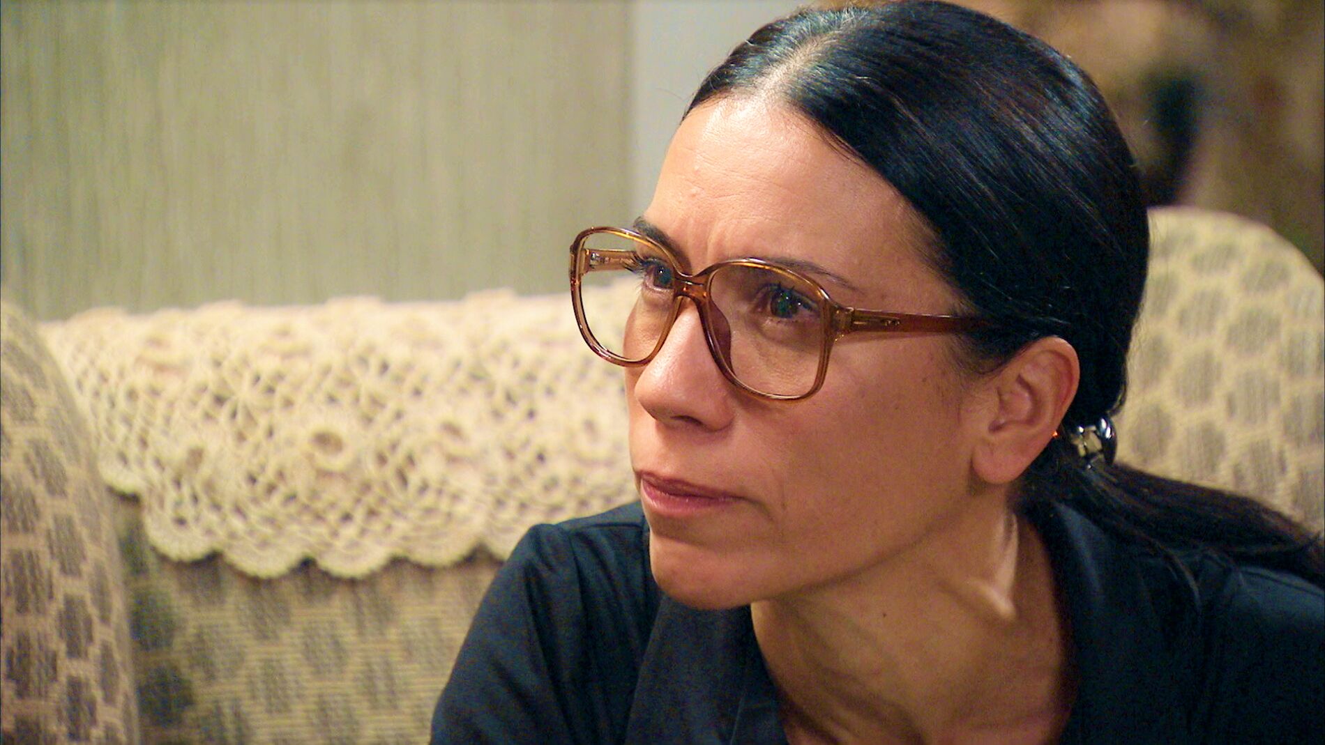 Manolita se siente sola y desamparada en su búsqueda por la verdad de la muerte de su hija