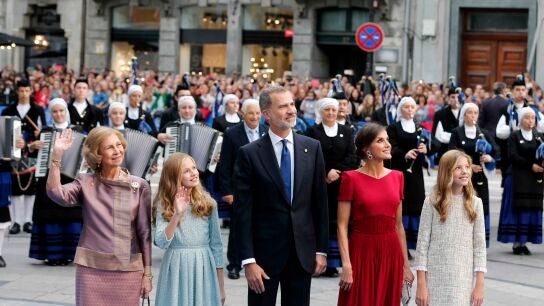 Los reyes Felipe y Letizia, junto a sus hijas, la princesa Leonor (2i), y la infanta Sof&iacute;a, y la reina Sof&iacute;a, a su llegada a la ceremonia de entrega de los Premios Princesa de Asturias 2019