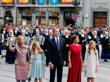 Los reyes Felipe y Letizia, junto a sus hijas, la princesa Leonor (2i), y la infanta Sofía, y la reina Sofía, a su llegada a la ceremonia de entrega de los Premios Princesa de Asturias 2019 Los reyes Felipe y Letizia, junto a sus hijas, la princesa Leonor (2i), y la infanta Sofía, y la reina Sofía, a su llegada a la ceremonia de entrega de los Premios Princesa de Asturias 2019