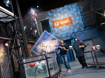 Marron pone a prueba dos efectos a la vez en la ciencia de 'El Hormiguero 3.0' haciendo 'levitar' una pelota Marron pone a prueba dos efectos a la vez en la ciencia de 'El Hormiguero 3.0' haciendo 'levitar' una pelota