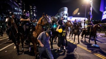 La policía de los Ángeles trata de dispersar a varios aficionados de los Lakers