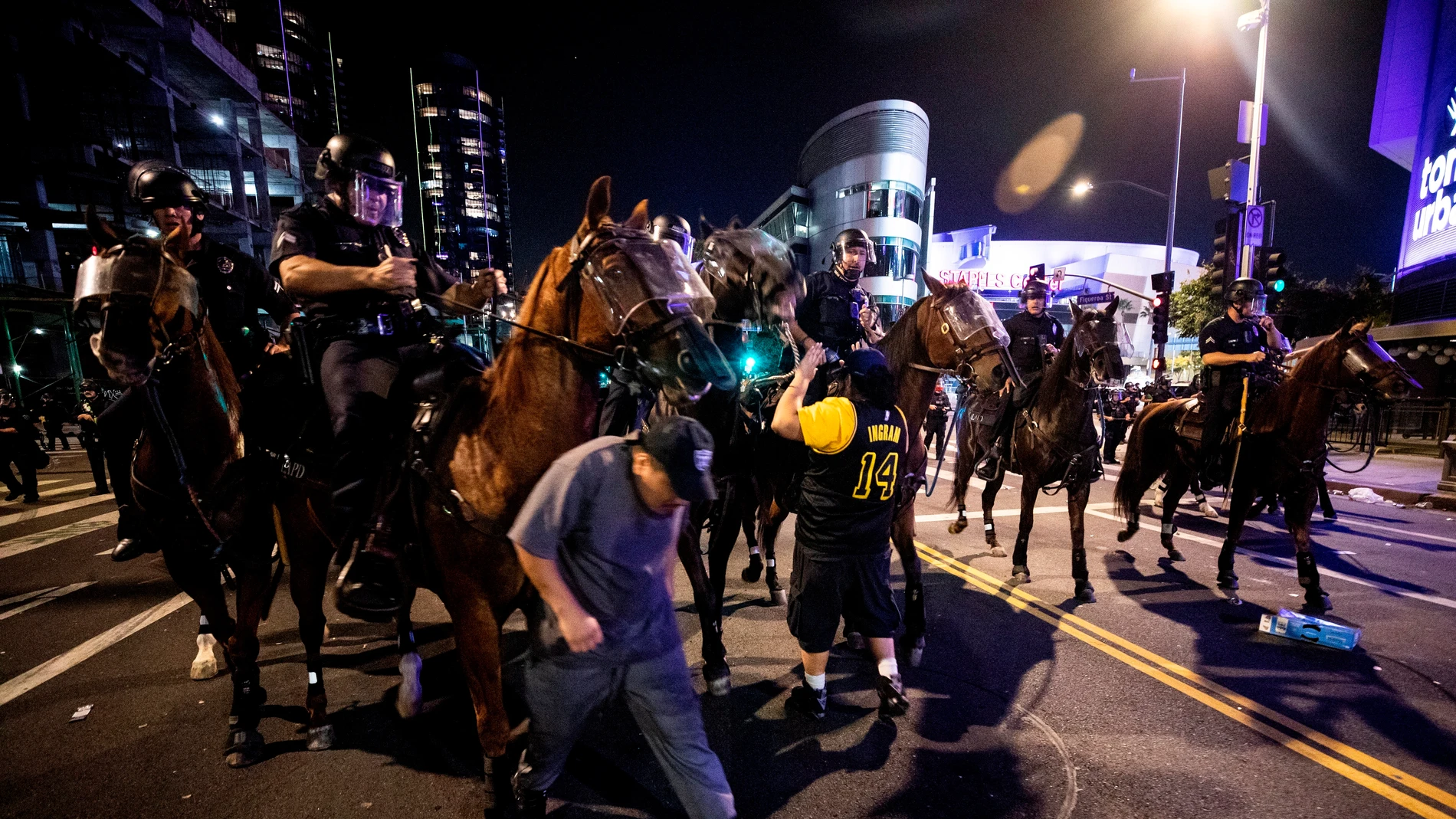 La policía de los Ángeles trata de dispersar a varios aficionados de los Lakers La policía de los Ángeles trata de dispersar a varios aficionados de los Lakers