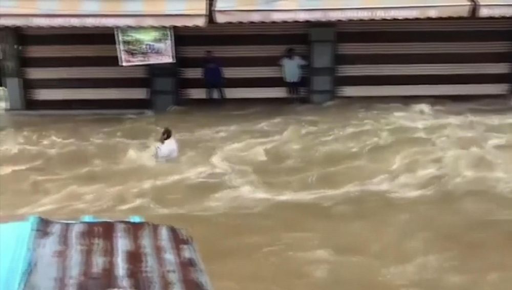 Un hombre, arrastrado por las inundaciones en el sur de la India