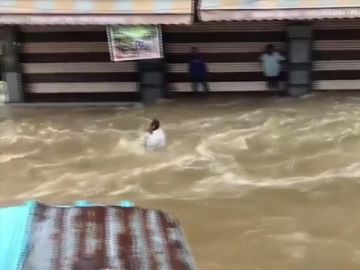 Un hombre, arrastrado por las inundaciones en el sur de la India