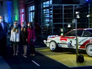 Los reyes y sus hijas con los coches de Carlos Sainz en los Premios Princesa de Asturias Los reyes y sus hijas con los coches de Carlos Sainz en los Premios Princesa de Asturias