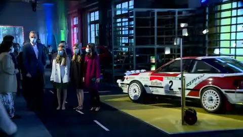 Los reyes y sus hijas con los coches de Carlos Sainz en los Premios Princesa de Asturias Los reyes y sus hijas con los coches de Carlos Sainz en los Premios Princesa de Asturias