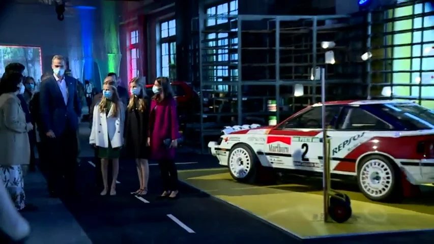 Los reyes y sus hijas con los coches de Carlos Sainz en los Premios Princesa de Asturias Los reyes y sus hijas con los coches de Carlos Sainz en los Premios Princesa de Asturias