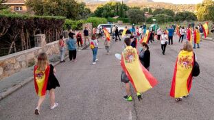 Ciudadanos protestando frente a la casa de Pablo Iglesias e Irene Montero en Galapagar