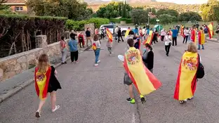 Ciudadanos protestando frente a la casa de Pablo Iglesias e Irene Montero en Galapagar Ciudadanos protestando frente a la casa de Pablo Iglesias e Irene Montero en Galapagar