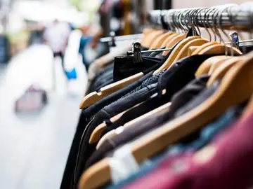 Ropa en una tienda Ropa en una tienda