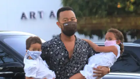 John Legend con sus hijos en el supermercado John Legend con sus hijos en el supermercado