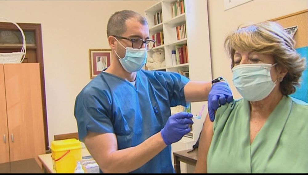 Una mujer se vacuna de la gripe en una parroquia de Andalucía