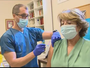 Una mujer se vacuna de la gripe en una parroquia de Andalucía Una mujer se vacuna de la gripe en una parroquia de Andalucía