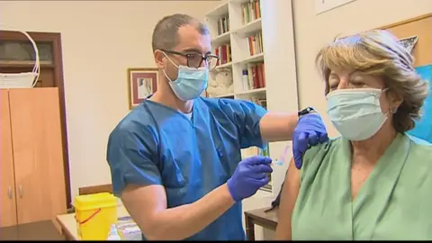 Una mujer se vacuna de la gripe en una parroquia de Andalucía Una mujer se vacuna de la gripe en una parroquia de Andalucía