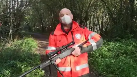Lolo Andrade, el experto que lucha contra la avispa velutina en Galicia con rifles y balas con veneno Lolo Andrade, el experto que lucha contra la avispa velutina en Galicia con rifles y balas con veneno
