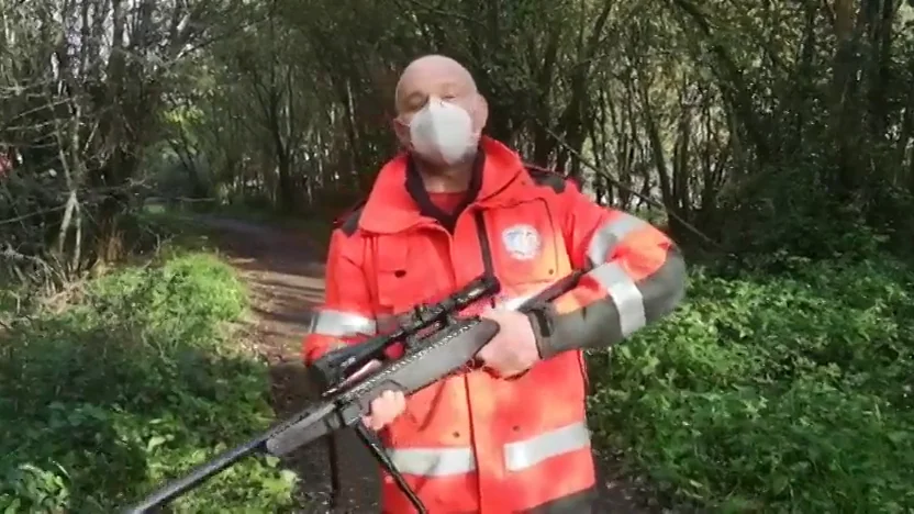 Lolo Andrade, el experto que lucha contra la avispa velutina en Galicia con rifles y balas con veneno