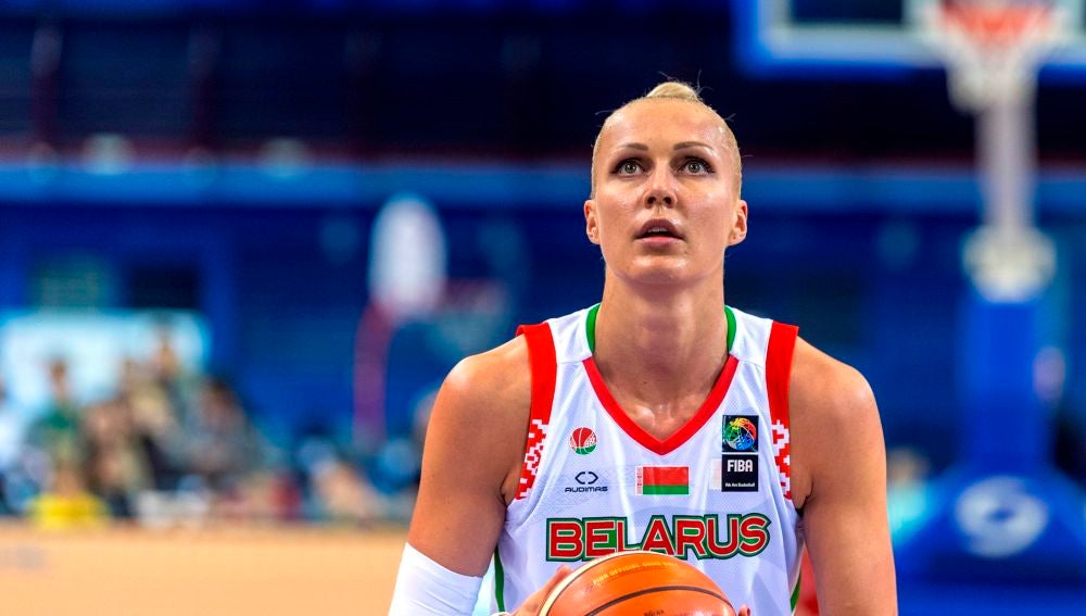 La jugadora de baloncesto Yelena Levchenko durante un partido disputado con la selección de Bielorrusia
