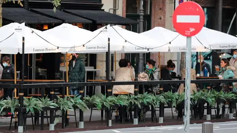 Clientes en un bar con terraza Clientes en un bar con terraza