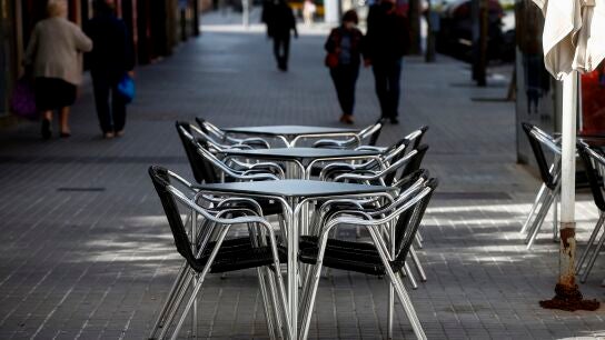 Aspecto de una terraza vac&iacute;a en el barrio de la Barceloneta, en Barcelona