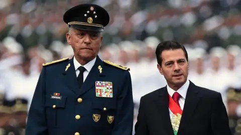 Salvador Cienfuegos acompañando a Enrique Peña Nieto Cienfuegos acompañando a Enrique Peña Nieto