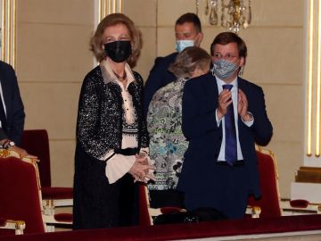 Larguísima ovación a la Reina Sofía en el Teatro Real de Madrid
