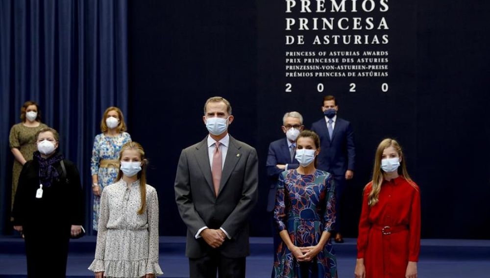 Los reyes y sus hijas se reúnen con los premiados de los Princesa de Asturias
