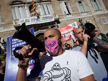 Hosteleros catalanes lanzan huevos contra la Generalitat por el cierre de bares y restaurantes