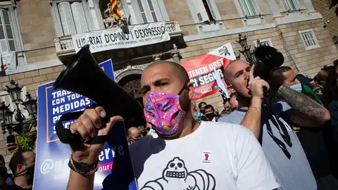 Hosteleros catalanes lanzan huevos contra la Generalitat por el cierre de bares y restaurantes Coronavirus