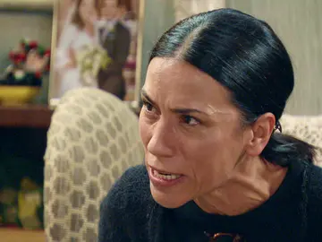 Manolita pierde los papeles y se distancia del resto de los Gómez: “Me siento sola y decepcionada” Manolita pierde los papeles y se distancia del resto de los Gómez: “Me siento sola y decepcionada”