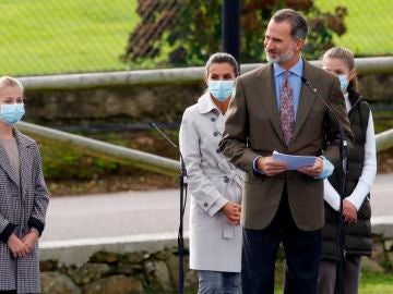 El rey Felipe VI pronuncia su discurso junto a la princesa Leonor