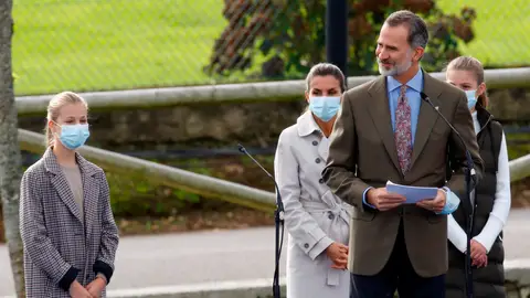 El rey Felipe VI pronuncia su discurso junto a la princesa Leonor El rey Felipe VI pronuncia su discurso junto a la princesa Leonor