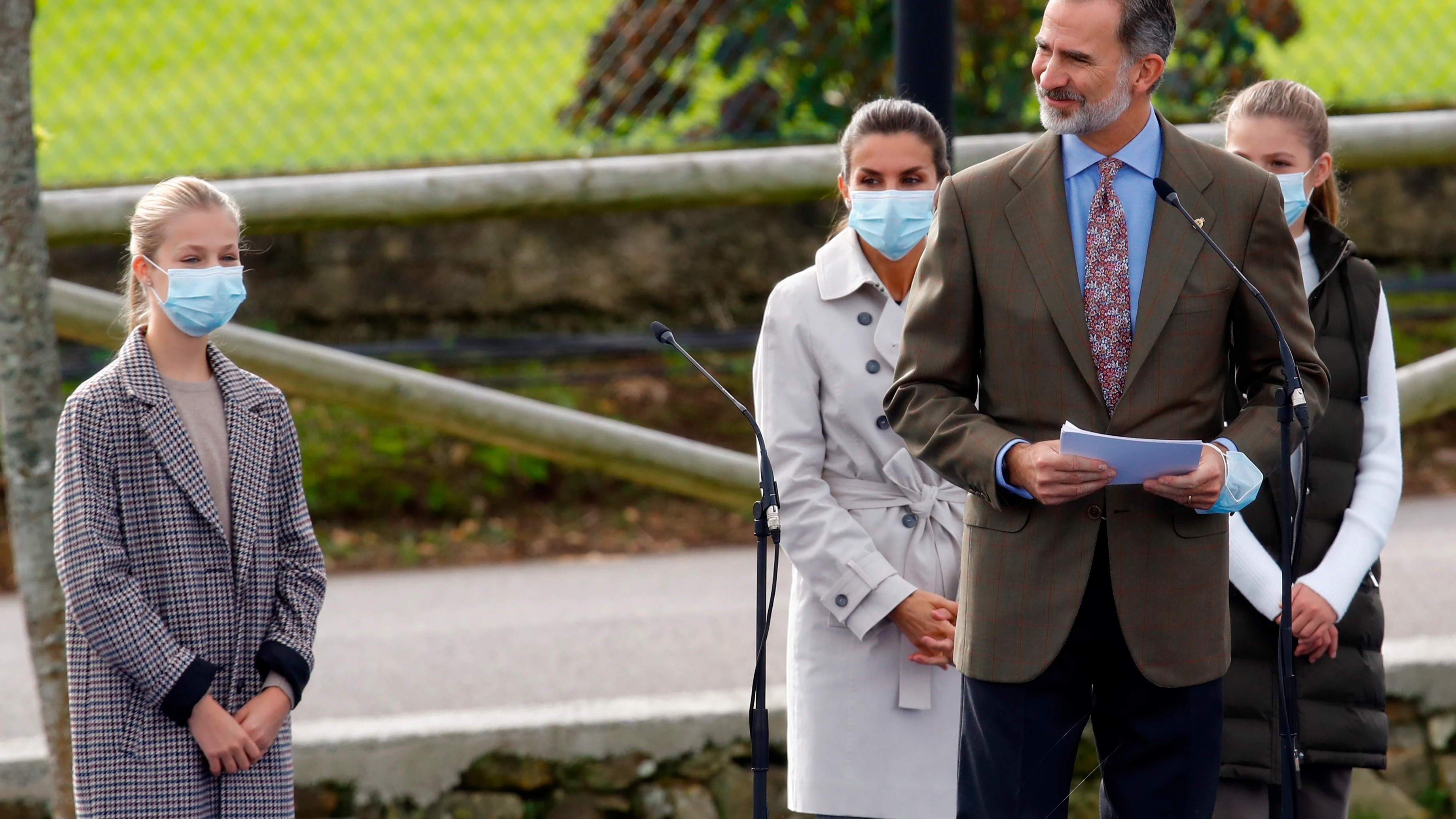 El rey Felipe VI pronuncia su discurso junto a la princesa Leonor El rey Felipe VI pronuncia su discurso junto a la princesa Leonor