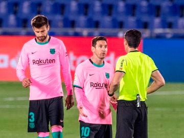 Leo Messi habla con el árbitro durante el Getafe - Barcelona