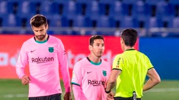 Leo Messi habla con el árbitro durante el Getafe - Barcelona