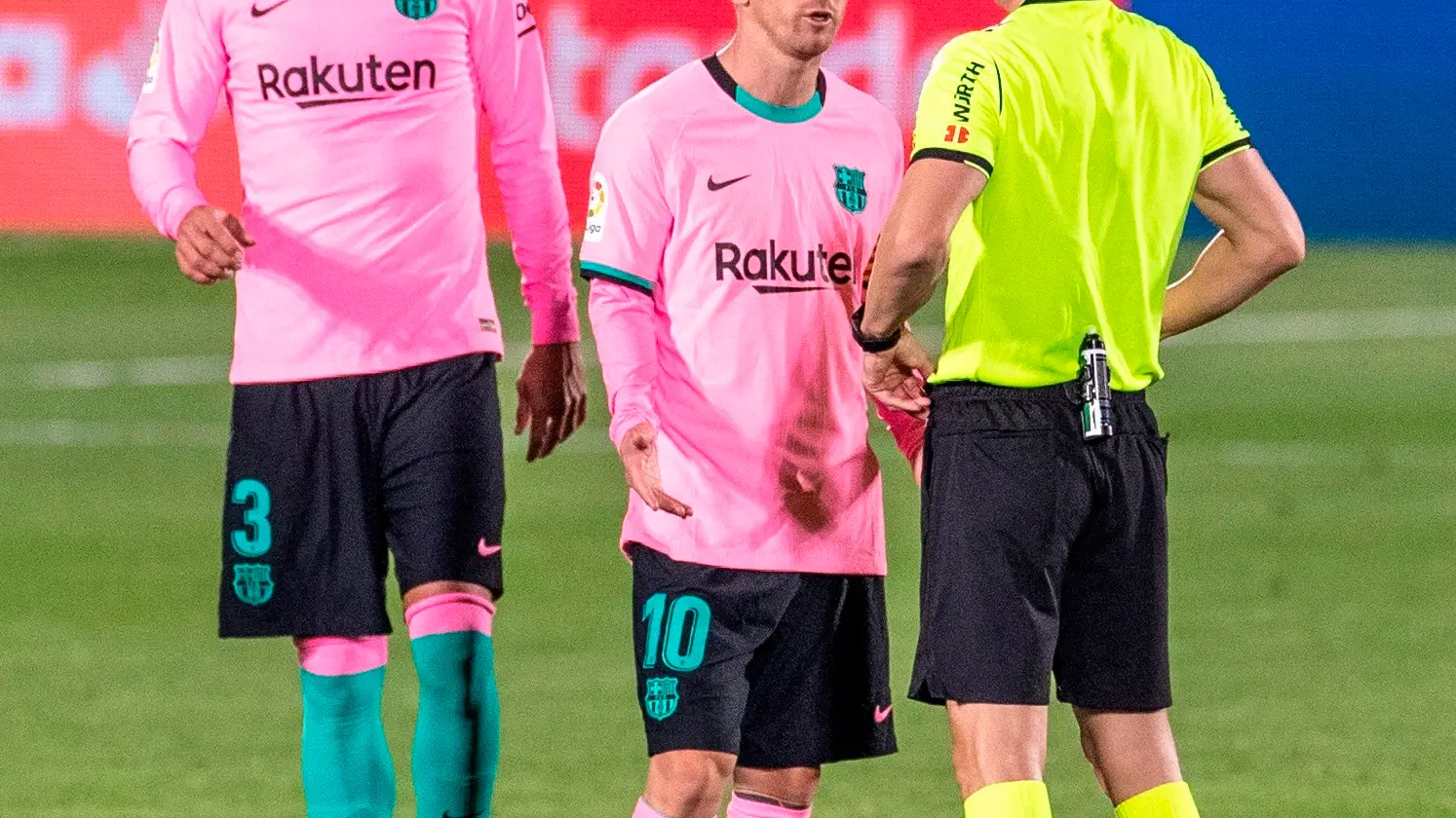 Leo Messi habla con el árbitro durante el Getafe - Barcelona Leo Messi habla con el árbitro durante el Getafe - Barcelona