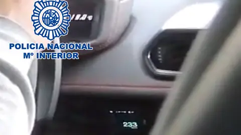 Un youtuber es detenido tras grabarse circulando a 233 km/h Un youtuber es detenido tras grabarse circulando a 233 km/h