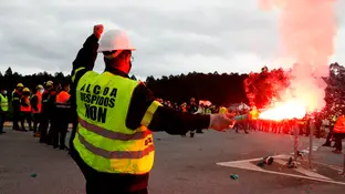 Trabajadores de Alcoa cortan una autovía de Lugo Trabajadores de Alcoa cortan una autovía de Lugo