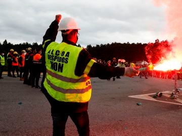 Trabajadores de Alcoa cortan una autovía de Lugo