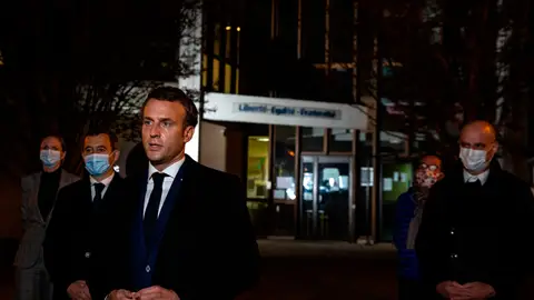Emmanuel Macron habla con la prensa frente a una escuela secundaria en Conflans Saint-Honorine Emmanuel Macron habla con la prensa frente a una escuela secundaria en Conflans Saint-Honorine