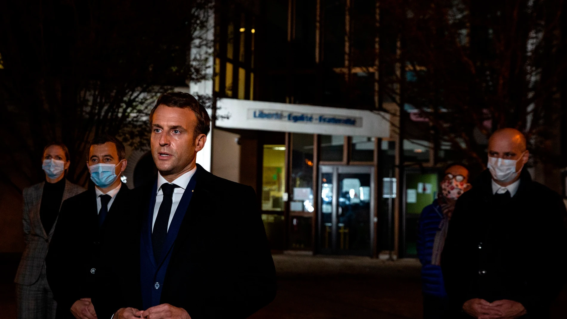 Emmanuel Macron habla con la prensa frente a una escuela secundaria en Conflans Saint-Honorine Emmanuel Macron habla con la prensa frente a una escuela secundaria en Conflans Saint-Honorine