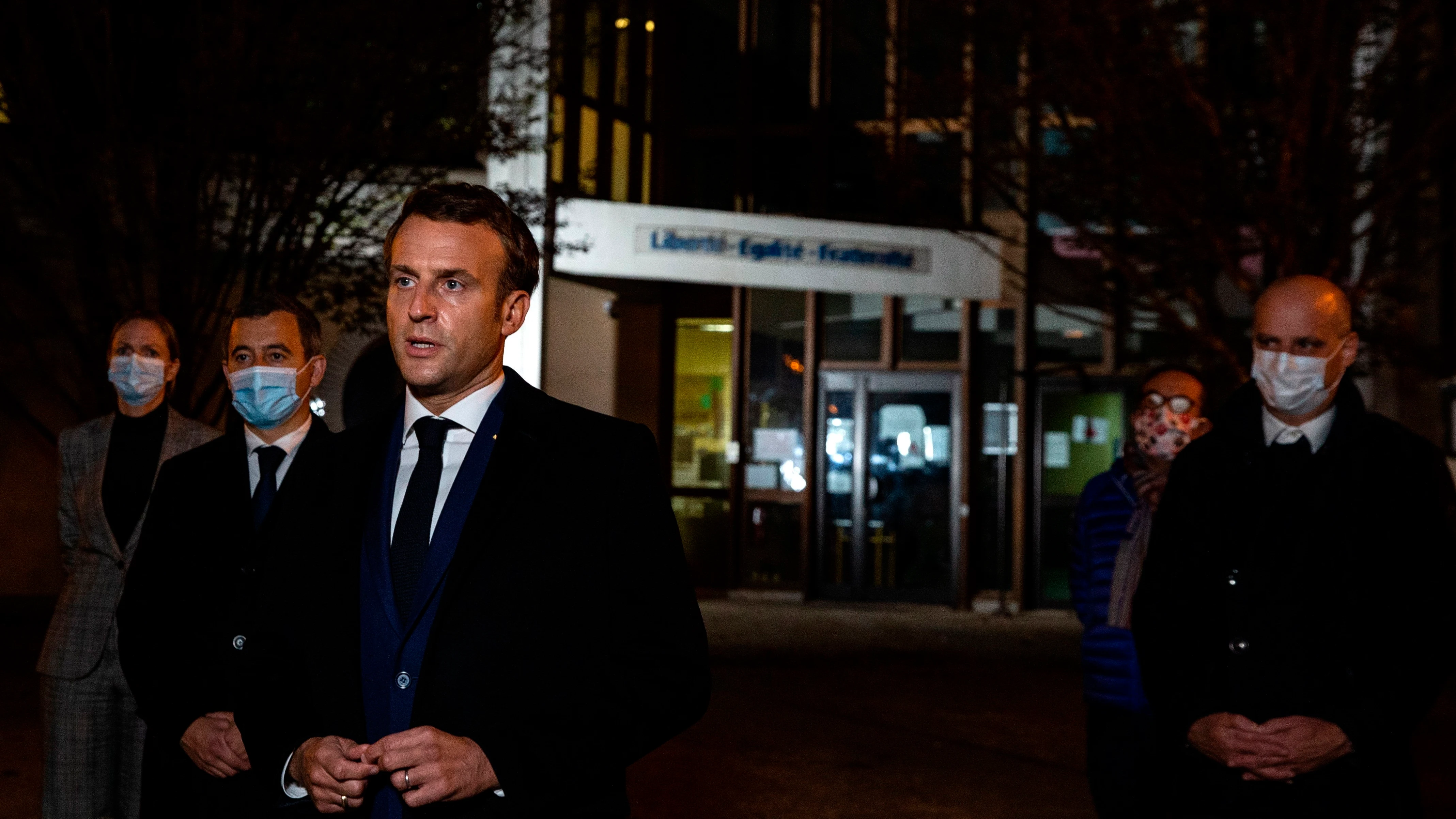 Emmanuel Macron habla con la prensa frente a una escuela secundaria en Conflans Saint-Honorine
